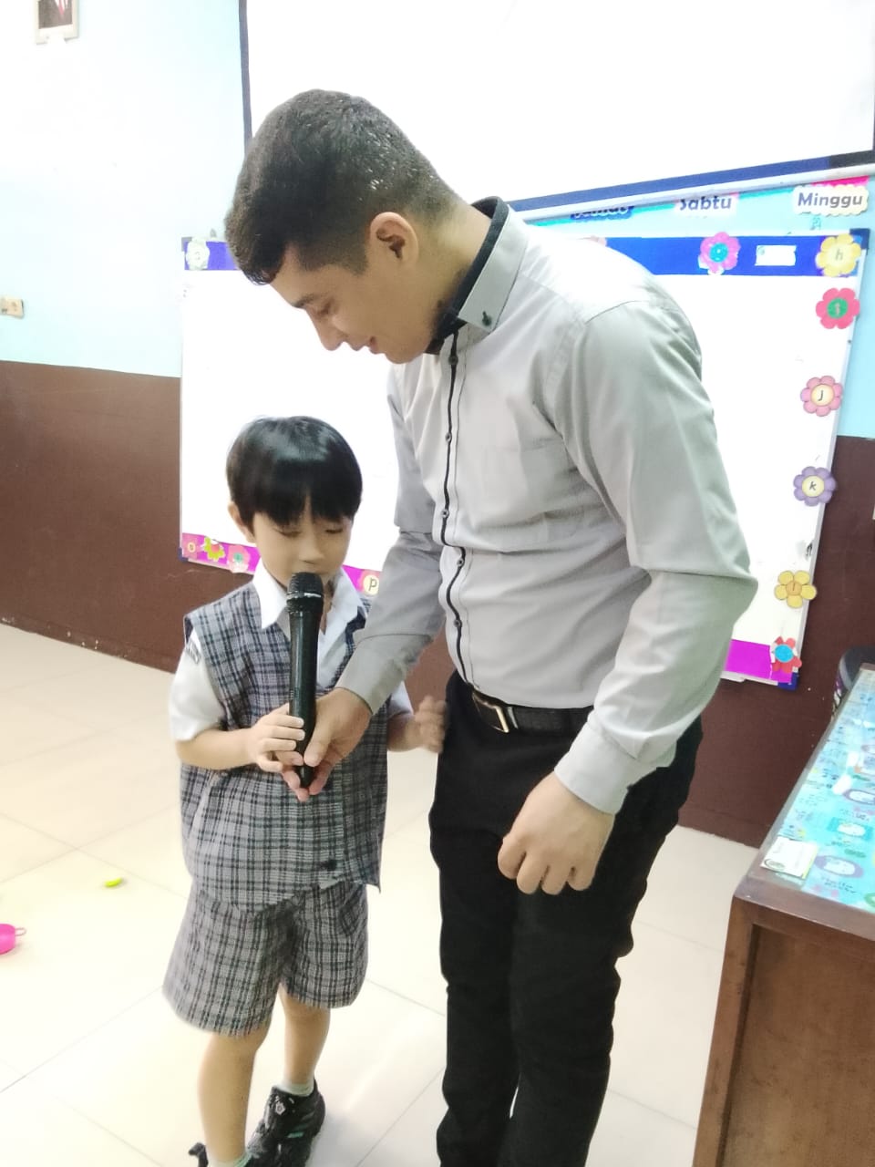 BELAJAR BERKOMUNIKASI BERBAHASA INGGRIS