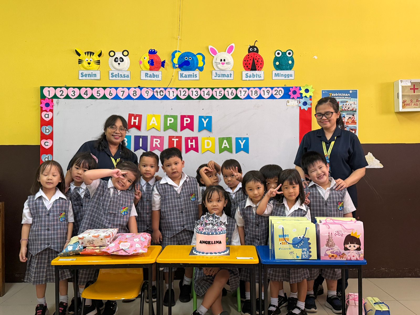 MERAYAKAN ULANG TAHUN